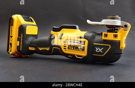 OTTERY ST MARY, DEVON - 6 FEBBRAIO 2020: Strumento multiuso cordless DeWalt su sfondo nero. Foto Stock