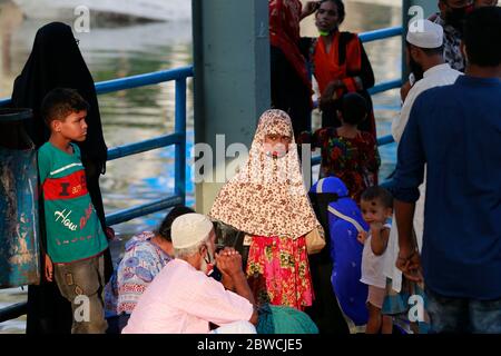 Dhaka, Bangladesh. 31 maggio 2020. Una ragazza del Bangladesh attende il traghetto mentre la sua famiglia viaggia verso la propria città natale al terminal di lancio di Sadarghat, a Dhaka, Bangladesh, il 31 maggio 2020. Il governo del Bangladesh ha permesso alle operazioni di tutti gli uffici, le imprese e i trasporti di riprendere la domenica su scala limitata, in un momento in cui il paese sta affrontando il suo peggior periodo di vita della mortale COVID-19. Credit: Suvra Kanti Das/ZUMA Wire/Alamy Live News Foto Stock