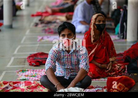 Dhaka, Bangladesh. 31 maggio 2020. Il popolo del Bangladesh siede all'interno di un traghetto per raggiungere la propria città natale al terminal di lancio di Sadarghat, a Dhaka, Bangladesh, il 31 maggio 2020. Il governo del Bangladesh ha permesso alle operazioni di tutti gli uffici, le imprese e i trasporti di riprendere la domenica su scala limitata, in un momento in cui il paese sta affrontando il suo peggior periodo di vita della mortale COVID-19. Credit: Suvra Kanti Das/ZUMA Wire/Alamy Live News Foto Stock