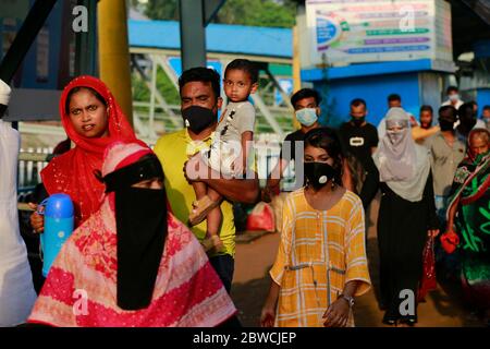 Dhaka, Bangladesh. 31 maggio 2020. Il popolo del Bangladesh si sposta verso il traghetto per raggiungere la propria città natale dopo che il Bangladesh ha in parte subito un blocco di oltre due mesi a causa del romanzo coronavirus (COVID-19) dal maggio 31 per il bene dell'economia del paese, presso il terminal di Sadarghat Launch, a Dhaka, Bangladesh, 31 maggio 2020. Il governo del Bangladesh ha permesso alle operazioni di tutti gli uffici, le imprese e i trasporti di riprendere la domenica su scala limitata, in un momento in cui il paese sta affrontando il suo peggior periodo di vita della mortale COVID-19. Credit: Suvra Kanti Das/ZUMA Wire/Alamy Live News Foto Stock