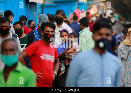 Dhaka, Bangladesh. 31 maggio 2020. Il popolo del Bangladesh si sposta verso il traghetto per raggiungere la propria città natale dopo che il Bangladesh ha in parte subito un blocco di oltre due mesi a causa del romanzo coronavirus (COVID-19) dal maggio 31 per il bene dell'economia del paese, presso il terminal di Sadarghat Launch, a Dhaka, Bangladesh, 31 maggio 2020. Il governo del Bangladesh ha permesso alle operazioni di tutti gli uffici, le imprese e i trasporti di riprendere la domenica su scala limitata, in un momento in cui il paese sta affrontando il suo peggior periodo di vita della mortale COVID-19. Credit: Suvra Kanti Das/ZUMA Wire/Alamy Live News Foto Stock