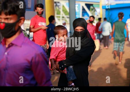 Dhaka, Bangladesh. 31 maggio 2020. Il popolo del Bangladesh si sposta verso il traghetto per raggiungere la propria città natale dopo che il Bangladesh ha in parte subito un blocco di oltre due mesi a causa del romanzo coronavirus (COVID-19) dal maggio 31 per il bene dell'economia del paese, presso il terminal di Sadarghat Launch, a Dhaka, Bangladesh, 31 maggio 2020. Il governo del Bangladesh ha permesso alle operazioni di tutti gli uffici, le imprese e i trasporti di riprendere la domenica su scala limitata, in un momento in cui il paese sta affrontando il suo peggior periodo di vita della mortale COVID-19. Credit: Suvra Kanti Das/ZUMA Wire/Alamy Live News Foto Stock