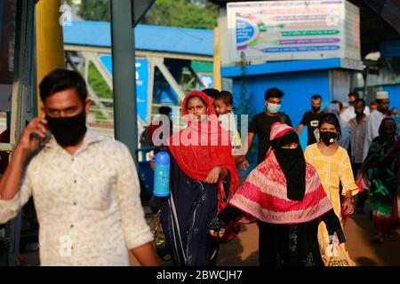 Dhaka, Bangladesh. 31 maggio 2020. Il popolo del Bangladesh si sposta verso il traghetto per raggiungere la propria città natale dopo che il Bangladesh ha in parte subito un blocco di oltre due mesi a causa del romanzo coronavirus (COVID-19) dal maggio 31 per il bene dell'economia del paese, presso il terminal di Sadarghat Launch, a Dhaka, Bangladesh, 31 maggio 2020. Il governo del Bangladesh ha permesso alle operazioni di tutti gli uffici, le imprese e i trasporti di riprendere la domenica su scala limitata, in un momento in cui il paese sta affrontando il suo peggior periodo di vita della mortale COVID-19. Credit: Suvra Kanti Das/ZUMA Wire/Alamy Live News Foto Stock