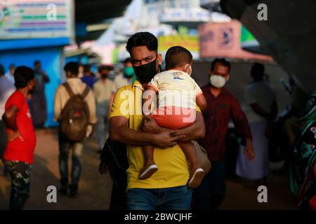 Dhaka, Bangladesh. 31 maggio 2020. Il popolo del Bangladesh si sposta verso il traghetto per raggiungere la propria città natale dopo che il Bangladesh ha in parte subito un blocco di oltre due mesi a causa del romanzo coronavirus (COVID-19) dal maggio 31 per il bene dell'economia del paese, presso il terminal di Sadarghat Launch, a Dhaka, Bangladesh, 31 maggio 2020. Il governo del Bangladesh ha permesso alle operazioni di tutti gli uffici, le imprese e i trasporti di riprendere la domenica su scala limitata, in un momento in cui il paese sta affrontando il suo peggior periodo di vita della mortale COVID-19. Credit: Suvra Kanti Das/ZUMA Wire/Alamy Live News Foto Stock