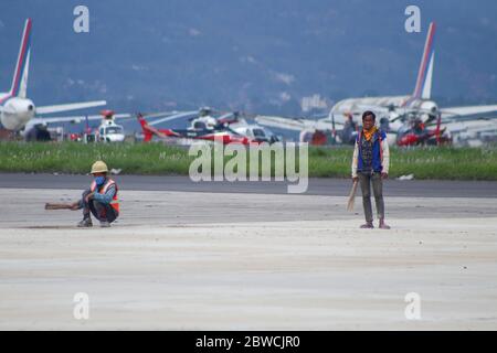 Kathmandu, Nepal. 31 maggio 2020. Il lavoratore nepalese che lavora in aeroporto durante il governo ha imposto blocco sulla velocità della malattia di coronavirus all'aeroporto internazionale di Tribhuvan a Kathmandu, Nepal il 31 maggio 2020, come il governo ha annunciato che tutti i voli internazionali in arrivo per il Nepal sono stati sospesi dal 20 marzo al 14 giugno 2020. (Foto di Subash Shrestha/Pacific Press) Credit: Pacific Press Agency/Alamy Live News Foto Stock