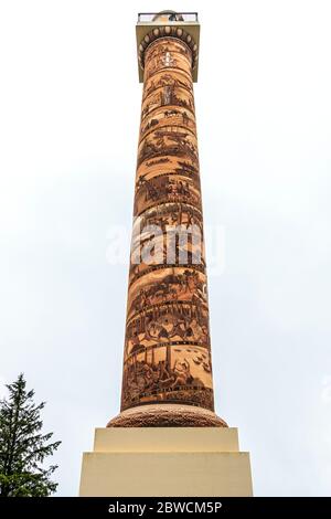 La colonna Astoria è una torre che si affaccia sulla foce del fiume Columbia sulla collina Coxcomb ad Astoria, Oregon. Costruita nel 1926, la struttura in cemento e acciaio fa parte di un parco cittadino di 30 acri. La colonna alta 125 piedi (38 m) ha una scala a spirale di 164 gradini che si erge fino a una piattaforma di osservazione in cima ed è stata aggiunta al Registro Nazionale dei luoghi storici il 2 maggio 1974. Il murale sulla torre mostra 14 eventi significativi nella storia iniziale dell'Oregon, con un'attenzione particolare al ruolo di Astoria, tra cui la scoperta del fiume Columbia nel 1792 e la spedizione di Lewis & Clark. Foto Stock