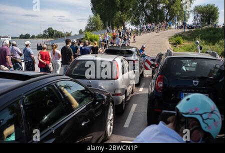 Zons, Germania. 31 maggio 2020. I passeggeri partono dal traghetto da Urdenbach a Zons, mentre molte persone stanno già aspettando in una lunga coda per il traghetto sul Reno. Nel fine settimana di Whitsun, il clima caldo e secco prevale. Molte persone lo usano per escursioni e attività in natura. Credit: Jonas Güttler/dpa/Alamy Live News Foto Stock