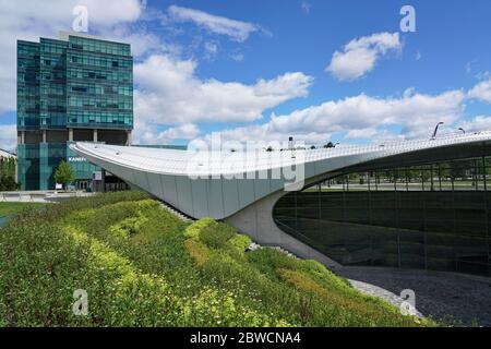 TORONTO - 31 MAGGIO 2020: Il moderno campus suburbano della York University ora include questa futuristica stazione della metropolitana. Foto Stock