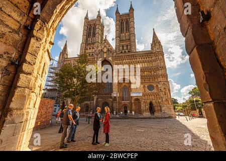 L'architetto Andrew Davey fa ricerche di fronte alla Cattedrale di Lincoln Foto Stock