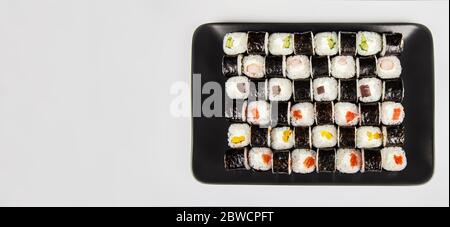 Set di sushi Hoso e panini sushi. Vari sushi e panini con formaggio di pesce. Isolato su sfondo bianco. Cucina giapponese. Foto Stock