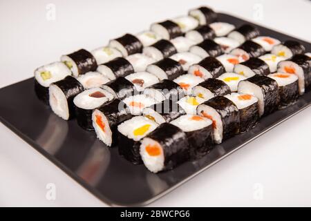 Set di sushi Hoso e panini sushi. Vari sushi e panini con formaggio di pesce. Isolato su sfondo bianco. Cucina giapponese. Foto Stock