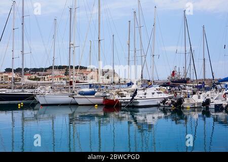 RETHYMNO, L'ISOLA di CRETA, GRECIA - 30 MAGGIO 2019: Bellissimi yacht bianchi nel porto del Rethymno, l'isola di Creta, Grecia Foto Stock