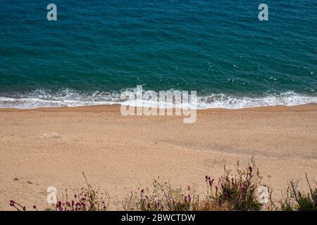 Barcellona, Spagna. 31 maggio 2020. Spiaggia vuota di Cala Roca grossa al momento del blocco in Spagna. Il 21 giugno sarà consentito spostarsi tra le province spagnole. Credit: Dino Geromella / Alamy Live News Foto Stock