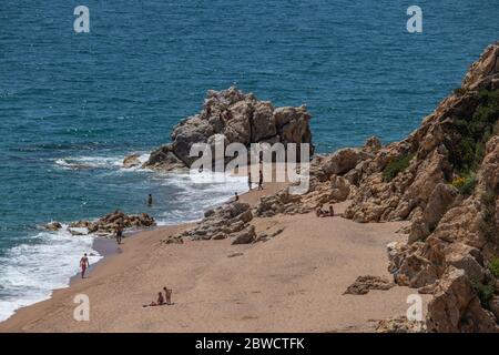 Barcellona, Spagna. 31 maggio 2020. Quasi vuota spiaggia Cala Roca grossa al momento del blocco in Spagna. Il 21 giugno sarà consentito spostarsi tra le province spagnole. Credit: Dino Geromella / Alamy Live News Foto Stock