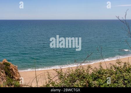Barcellona, Spagna. 31 maggio 2020. Spiaggia vuota di Cala Roca grossa al momento del blocco in Spagna. Il 21 giugno sarà consentito spostarsi tra le province spagnole. Credit: Dino Geromella / Alamy Live News Foto Stock