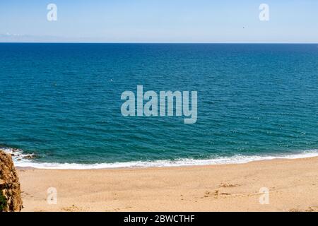 Barcellona, Spagna. 31 maggio 2020. Spiaggia vuota di Cala Roca grossa al momento del blocco in Spagna. Il 21 giugno sarà consentito spostarsi tra le province spagnole. Credit: Dino Geromella / Alamy Live News Foto Stock