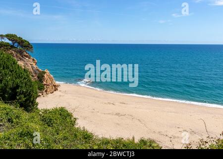 Barcellona, Spagna. 31 maggio 2020. Spiaggia vuota di Cala Roca grossa al momento del blocco in Spagna. Il 21 giugno sarà consentito spostarsi tra le province spagnole. Credit: Dino Geromella / Alamy Live News Foto Stock