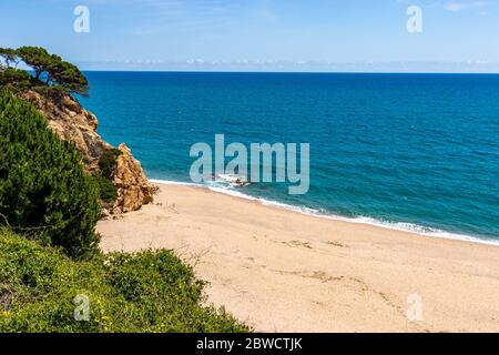Barcellona, Spagna. 31 maggio 2020. Spiaggia vuota di Cala Roca grossa al momento del blocco in Spagna. Il 21 giugno sarà consentito spostarsi tra le province spagnole. Credit: Dino Geromella / Alamy Live News Foto Stock