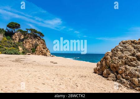 Barcellona, Spagna. 31 maggio 2020. Spiaggia vuota di Cala Roca grossa al momento del blocco in Spagna. Il 21 giugno sarà consentito spostarsi tra le province spagnole. Credit: Dino Geromella / Alamy Live News Foto Stock