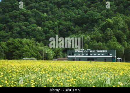 Il campo di calcio abbandonato della Magnolia High School, l'ultima scuola superiore in Matewan WV USA Foto Stock