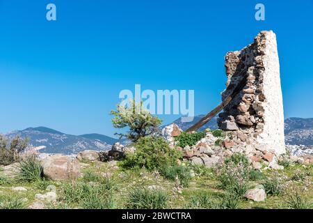 Vecchi mulini a vento situati nel bodrum della collina alta in Turchia. Foto Stock