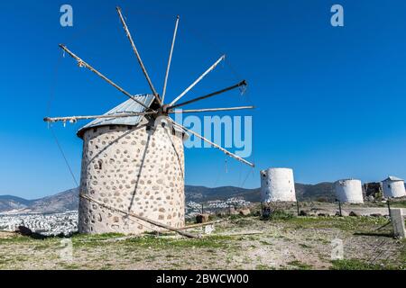 Vecchi mulini a vento situati nel bodrum della collina alta in Turchia. Foto Stock