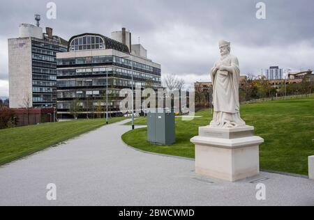 Statua di St Mungo, patrono di Glasgow, al Glasgow City College Campus, Glasgow, Scozia Foto Stock