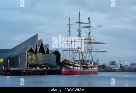 Glenlee Tall Ship di fronte al Riverside Museum sul fiume Clyde, Glasgow, Scozia. Foto Stock