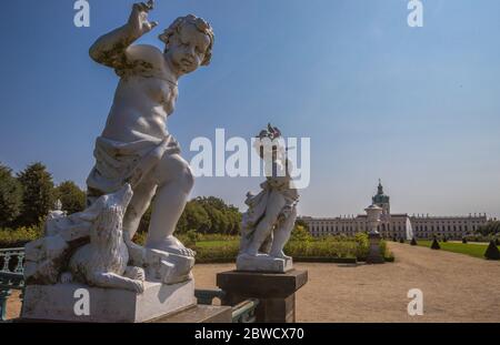 Statue nel giardino del castello di Charlottenburg a Berlino Foto Stock