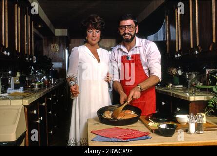 Elizabeth Taylor riceve una lezione di cucina dallo chef Nick Grippo nel suo atome in cucina a Bel Air. Foto Stock