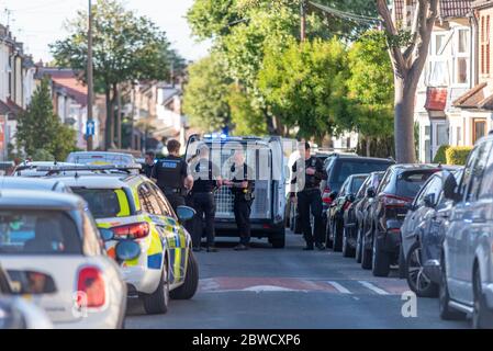 La polizia dell'Essex ha chiesto un intervento a Westcliff on Sea, Essex, Regno Unito, per un caso di violenza domestica durante il blocco pandemico del Coronavirus COVID-19 Foto Stock