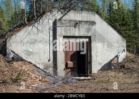 Ingresso bunker lasciato aperto e abbandonato. Foto Stock