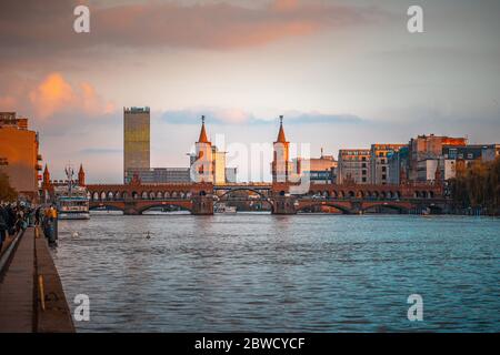 Ponte Oberbaum a Berlino Foto Stock