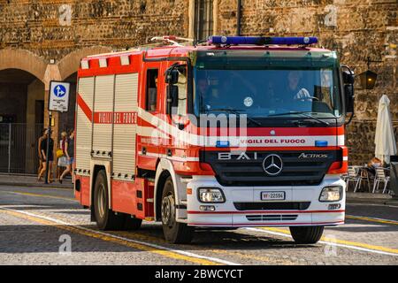 VERONA, ITALIA - SETTEMBRE 2018: Motore a fuoco che percorre una strada nel centro di Verona Foto Stock