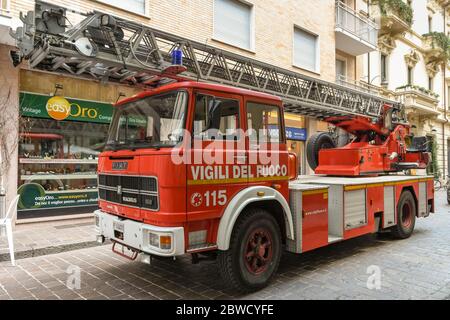 COMO, LAGO DI COMO, ITALIA - 2019 GIUGNO: Giradischi a scala con motore a fuoco parcheggiato in una strada nel centro di Como sul Lago di Como. Foto Stock