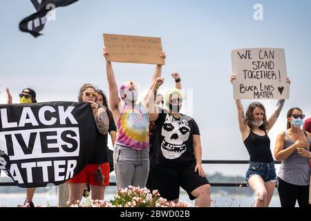 Charleston, Stati Uniti. 31 maggio 2020. I manifestanti tengono i segni e cantano durante una dimostrazione sulla morte di George Floyd, lungo la storica batteria 31 maggio 2020 a Charleston, Carolina del Sud. Floyd è stato soffocato a morte dalla polizia a Minneapolis, causando proteste in tutta la nazione. Credit: Richard Ellis/Alamy Live News Foto Stock