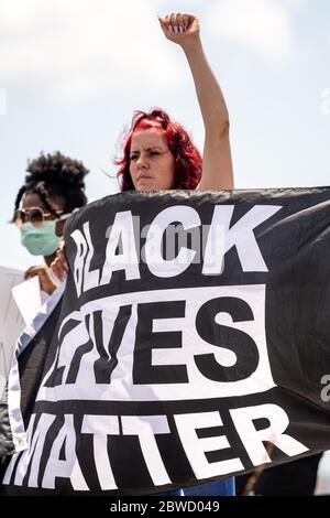 Charleston, Stati Uniti. 31 maggio 2020. I manifestanti tengono i segni e cantano durante una dimostrazione sulla morte di George Floyd, lungo la storica batteria 31 maggio 2020 a Charleston, Carolina del Sud. Floyd è stato soffocato a morte dalla polizia a Minneapolis, causando proteste in tutta la nazione. Credit: Richard Ellis/Alamy Live News Foto Stock