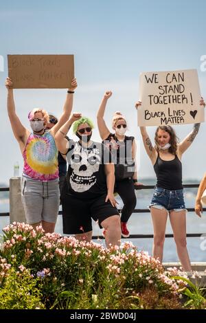 Charleston, Stati Uniti. 31 maggio 2020. I manifestanti tengono i segni e cantano durante una dimostrazione sulla morte di George Floyd, lungo la storica batteria 31 maggio 2020 a Charleston, Carolina del Sud. Floyd è stato soffocato a morte dalla polizia a Minneapolis, causando proteste in tutta la nazione. Credit: Richard Ellis/Alamy Live News Foto Stock