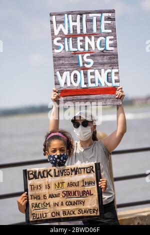 Charleston, Stati Uniti. 31 maggio 2020. I manifestanti tengono i segni e cantano durante una dimostrazione sulla morte di George Floyd, lungo la storica batteria 31 maggio 2020 a Charleston, Carolina del Sud. Floyd è stato soffocato a morte dalla polizia a Minneapolis, causando proteste in tutta la nazione. Credit: Richard Ellis/Alamy Live News Foto Stock