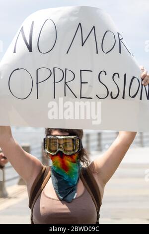 Charleston, Stati Uniti. 31 maggio 2020. I manifestanti tengono i segni e cantano durante una dimostrazione sulla morte di George Floyd, lungo la storica batteria 31 maggio 2020 a Charleston, Carolina del Sud. Floyd è stato soffocato a morte dalla polizia a Minneapolis, causando proteste in tutta la nazione. Credit: Richard Ellis/Alamy Live News Foto Stock