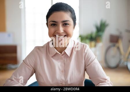 Testa ha girato felice ritratto millenario indiano businesswoman. Foto Stock