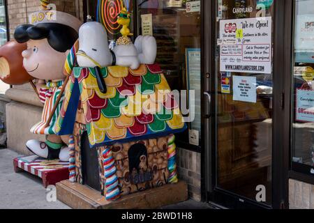 St. Paul, Minnesota. Il negozio Candyland in centro con un cartello sulla porta che dice solo quattro persone alla volta consentito nel negozio e nessun gruppo. Foto Stock