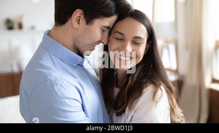 Giovane felice abbraccio coppia mostrando amore e affetto Foto Stock