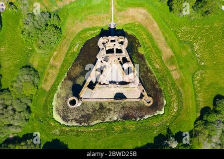 Dumfries, Scozia, Regno Unito. 31 maggio 2020. Vista aerea di un castello desertato di Caerlaverock chiuso durante il blocco del coronavirus, a Dumfries e Galloway, Scozia, Regno Unito. Iain Masterton/Alamy Live News Foto Stock
