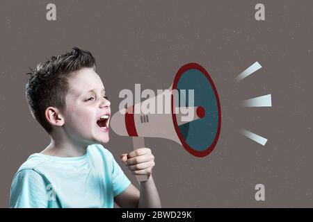 Ragazzo gridando attraverso il megafono d'epoca. Concetto di comunicazione Foto Stock