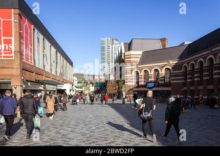 Shoppers su Elliot Street, Liverpool, tra St Johns e i centri commerciali Clayton Square Foto Stock