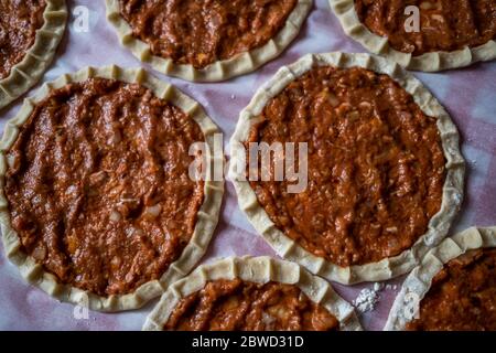 Vista dall'alto su una pide fatta in casa, pane turco a base di carne macinata, mini pita o mini pizze turche Foto Stock