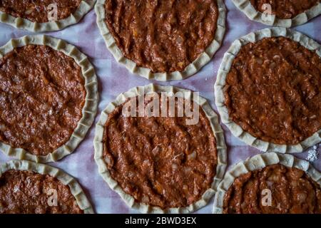 Vista dall'alto su una pide fatta in casa, pane turco a base di carne macinata, mini pita o mini pizze turche Foto Stock