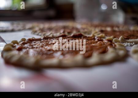 Vista dall'alto su una pide fatta in casa, pane turco a base di carne macinata, mini pita o mini pizze turche Foto Stock