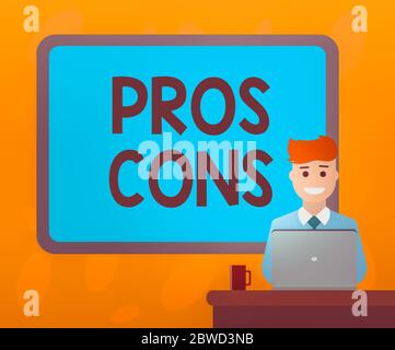 Nota di scrittura che mostra i pro Cons. Concetto di business per vantaggi e svantaggi osservati durante l'esame di un prodotto bordo scheda dietro uomo seduta Foto Stock